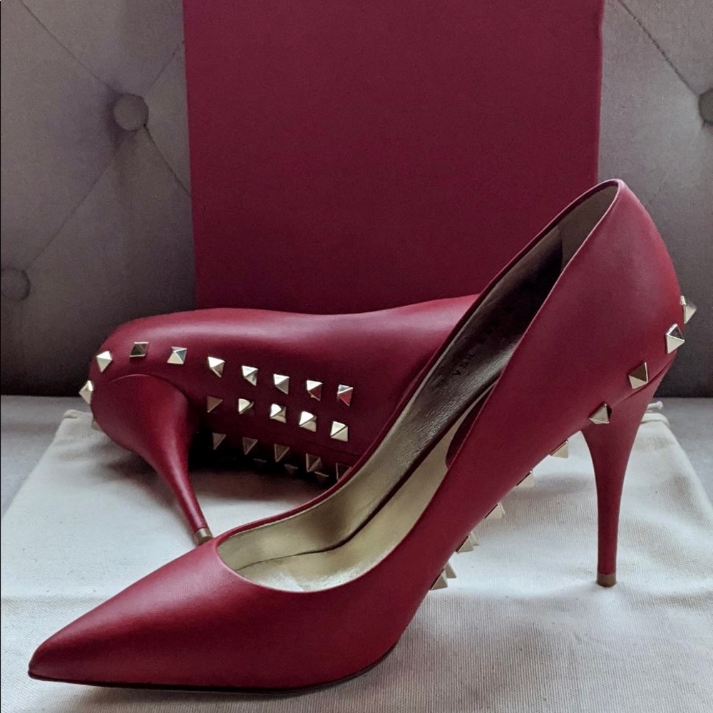 Valentino Jaw-Stud red Pumps in size 8